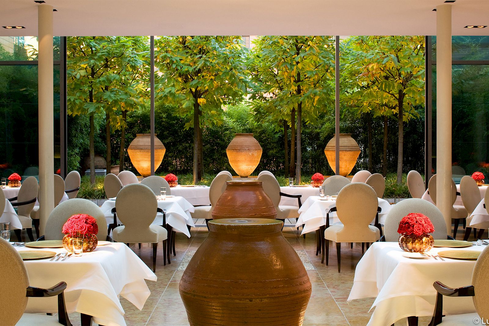Durch die Bepflanzung rundum das 2-Sterne-Restaurant FACIL, sind Sie fernab vom Trubel der Hauptstadt