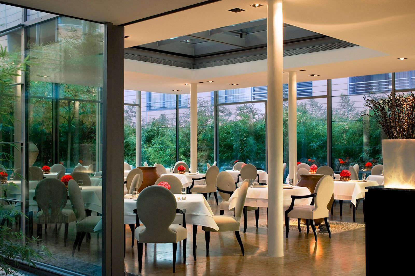 Das Restaurant FACIL umgeben von einem Bambus Garten