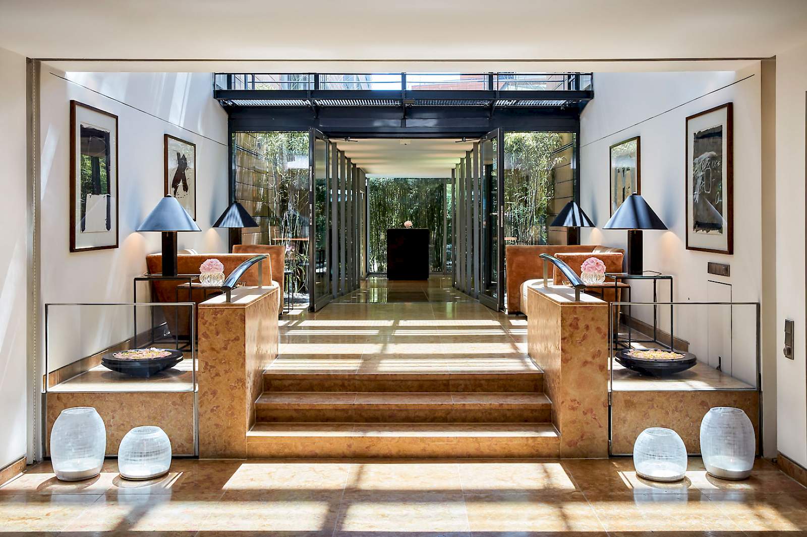Licht und Wärme mit einzigartigem Design finden Sie vor unserem Restaurant FACIL